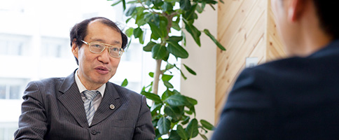 ご相談を伺う弁護士の様子